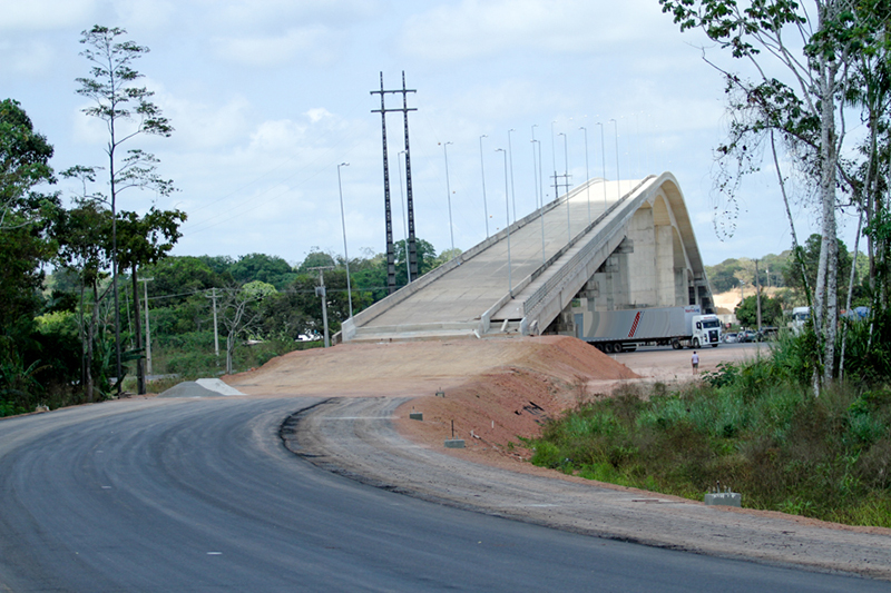 notícia: Governo conclui asfaltamento na obra de acesso à Ponte do Rio Matapi 