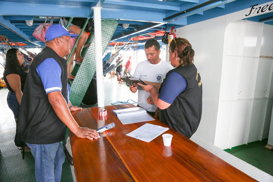 notícia: Posto fixo do Procon combate abusos no embarque para o Festival do Camarão