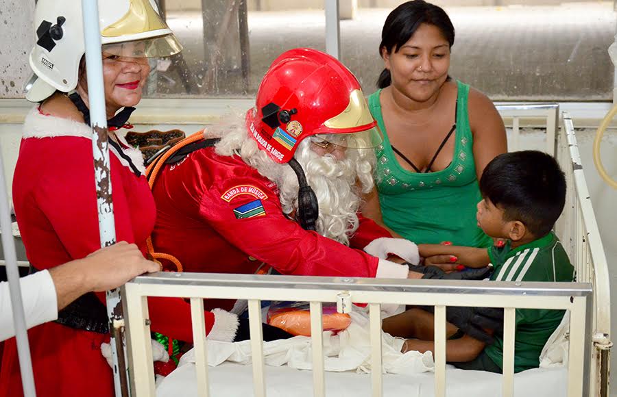 notícia: Festa natalina alegra tarde dos pacientes internados no HCA e PAI