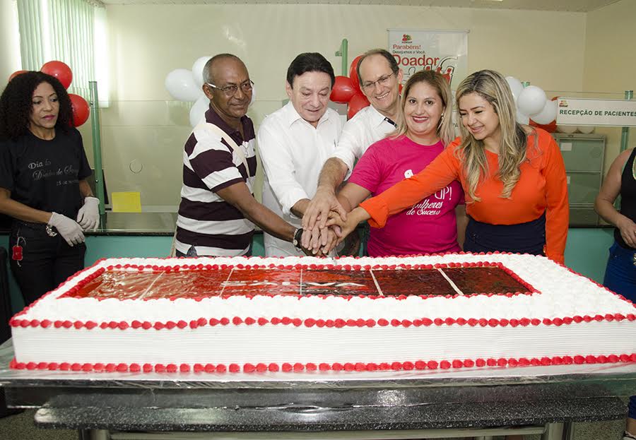 notícia: Dia do Doador de Sangue é celebrado com bolo de 40 quilos