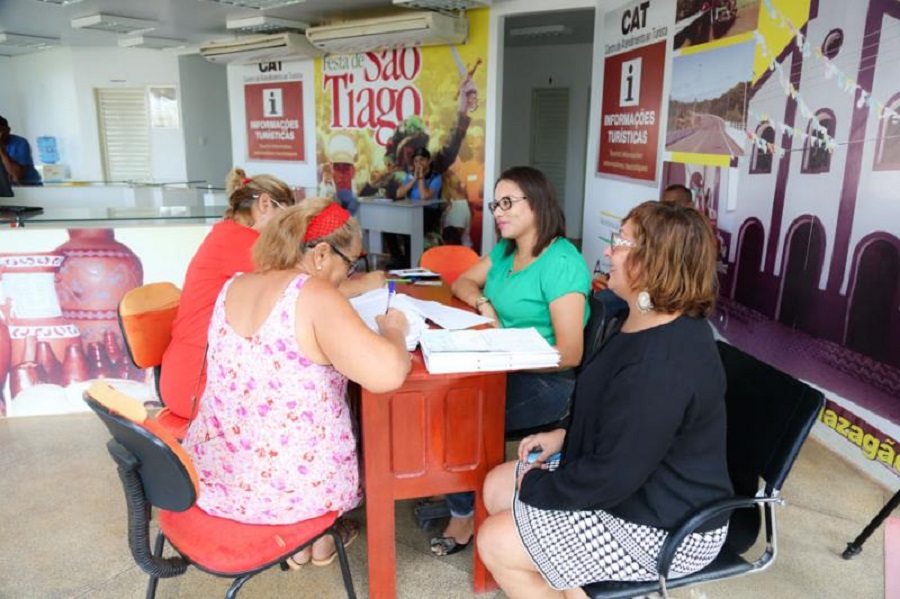 notícia: Empreendedores da Festa de São Tiago recebem cheques para financiamento