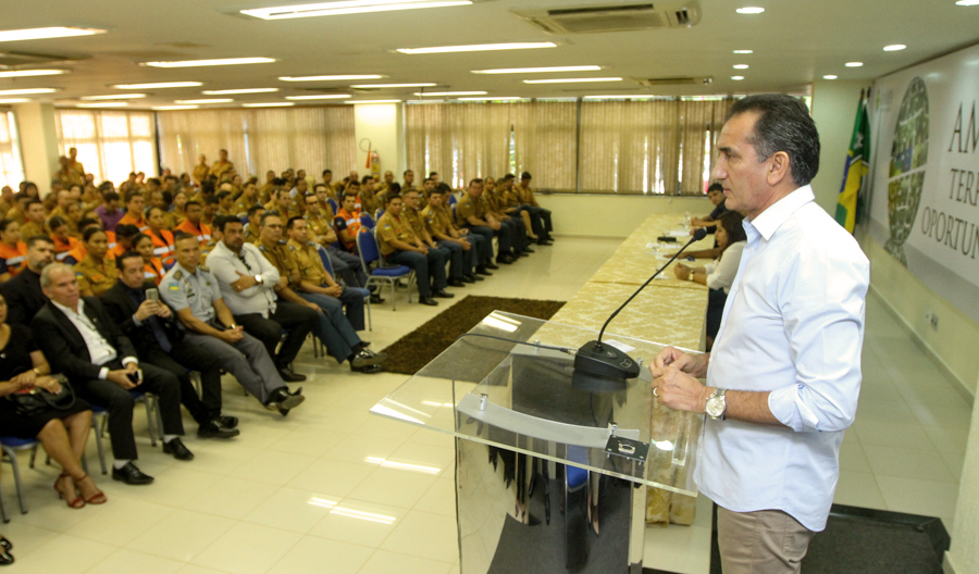 notícia: Governo reforça frota dos Bombeiros com novos veículos de combate a incêndio