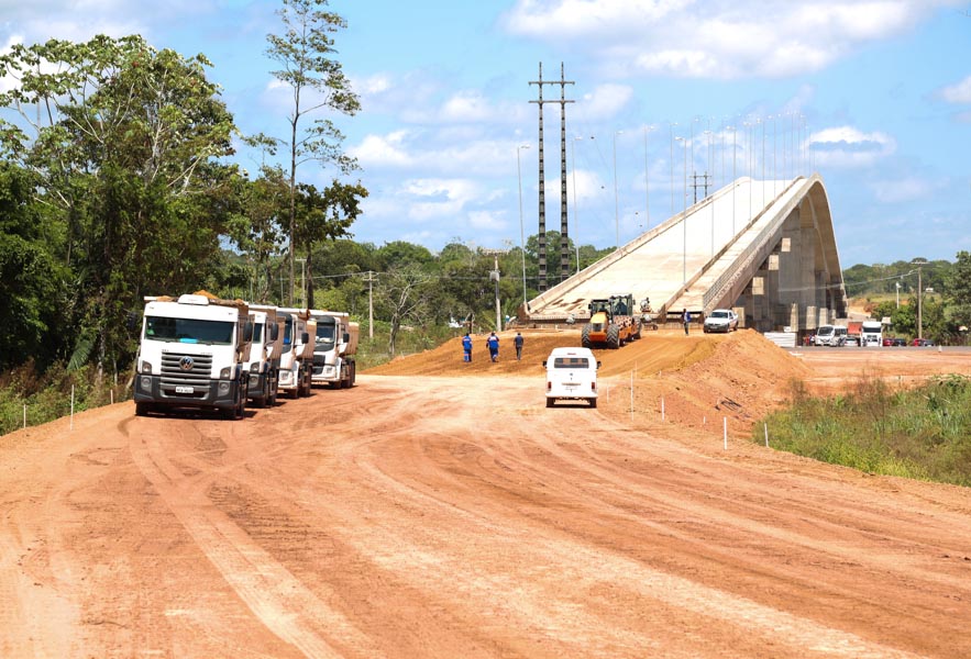 notícia: Governo conclui asfaltamento das alças viárias de acesso à Ponte do Matapi