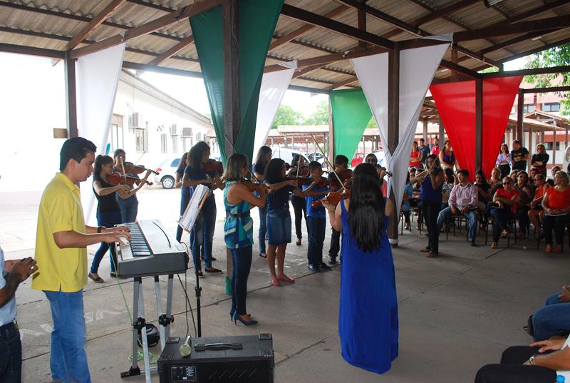 notícia: Orquestra de Cordas do Walkiria Lima se apresenta para servidores da Seed