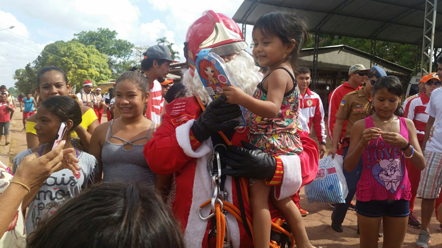 notícia: Ilha de Santana recebe visita do Papai Noel Operacional dos Bombeiros