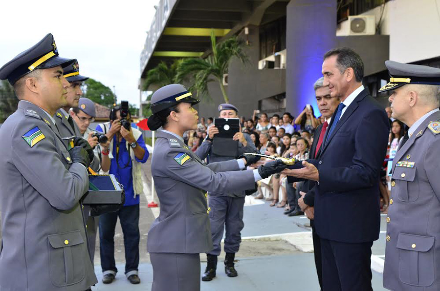 notícia: Governador é homenageado com a Espada de Comando nos 41 anos da PM