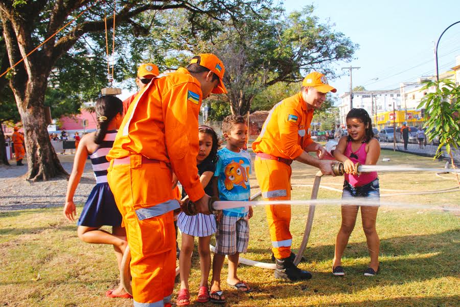 notícia: Projeto do Corpo de Bombeiros reúne milhares de crianças na Praça Veiga Cabral