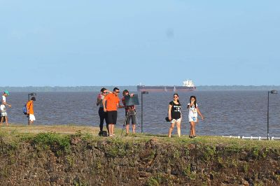 notícia: Eclipse solar chama atenção de turistas e estudantes em Macapá