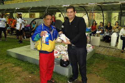 notícia: Clube de Boxe Nelson dos Anjos recebe alimentos doados por maratonistas