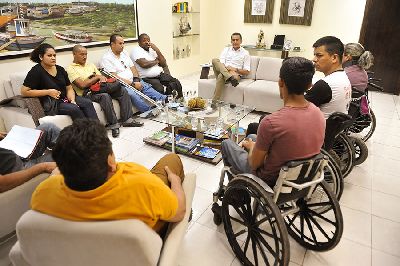 notícia: Governador dialoga com representantes dos deficientes físicos do Estado