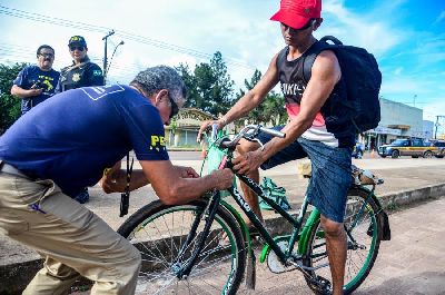 notícia: Maio Amarelo: Blitz educativa orienta ciclistas na zona norte de Macapá