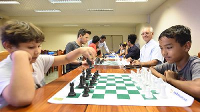 notícia: Biblioteca Elcy Lacerda realiza curso de xadrez para a comunidade