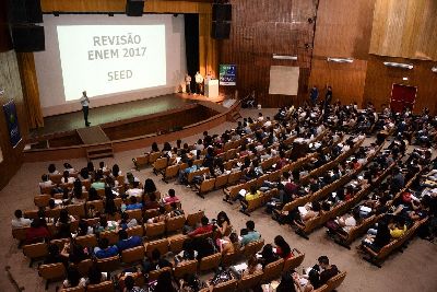 notícia: Estudantes da rede estadual participam do 1º dia do Aulão do Enem