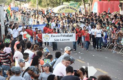 notícia: Estudantes pregam cultura da paz em desfile na Zona Norte