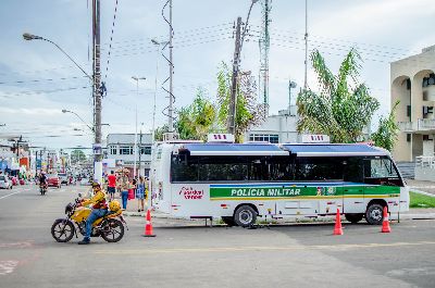 notícia: Unidade Móvel da PM monitora centro comercial de Macapá