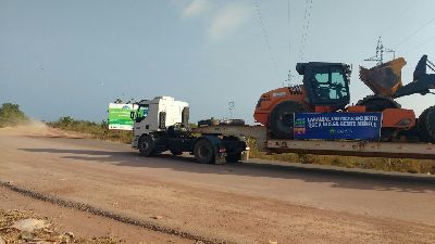 notícia: Laranjal do Jari recebe maquinário para início das obras de mobilidade urbana do governo