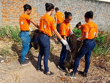 notícia: Bombeiros militares orientam estudantes sobre o Aedes aegypti