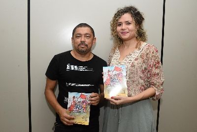 notícia: Professores lançam livro literário de textos produzidos por alunos de altas habilidades