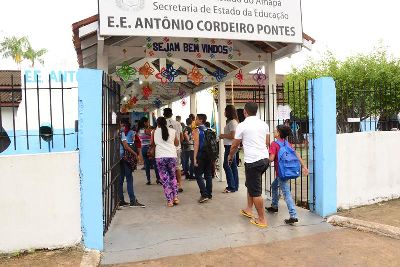 notícia: Rede pública estadual volta às aulas nesta terça-feira