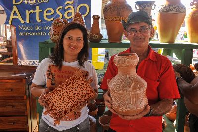 notícia: Família de artesãos financiada pelo GEA fatura com arte Maracá e Cunani em Mazagão Velho