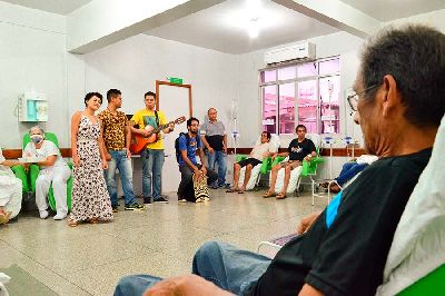 notícia: Voluntários levam música para pacientes da Unacon