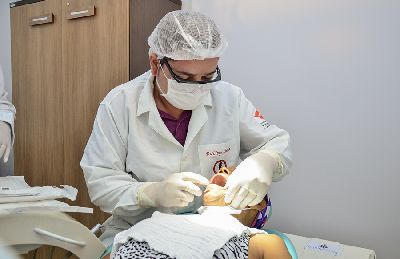 notícia: ‘Todos os pacientes com câncer devem ter assistência odontológica’, alerta especialista