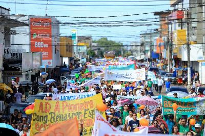 notícia: Marcha do Centenário reúne centenas de fiéis em Macapá