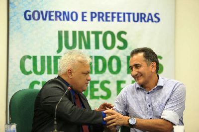 notícia: Calçoene e Pracuúba recebem do GEA R$ 253 mil para limpeza urbana