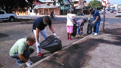 notícia: Em ação contra Aedes aegypti servidores da Sete recolhem lixo em vias do bairro do Trem