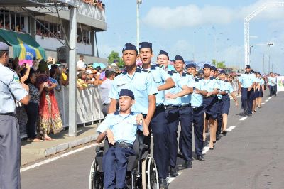 notícia: Estudantes de Escolas Militares se orgulham do patriotismo em desfile cívico