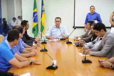 notícia: Governador trata sobre nova nefrologia com delegação de autoridades de Santana e Mazagão