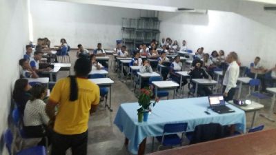 notícia: Palestras alertam alunos das escolas sobre o risco do consumo de drogas