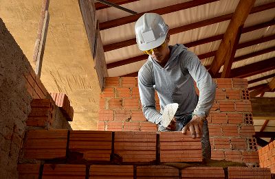 notícia: Sine faz intermediação de trabalhadores para obra do Hospital Universitário