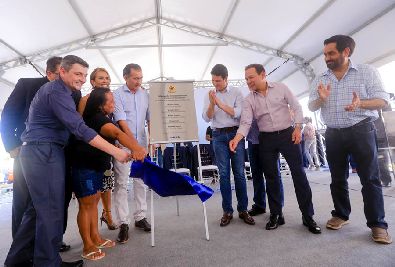 notícia: Governador inaugura Macapaba II e entrega 2.218 moradias