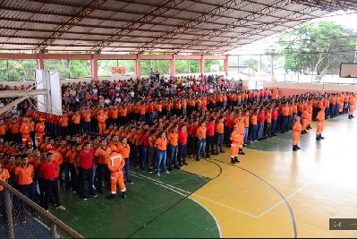 notícia: Disciplina e civismo marcaram o primeiro dia de aula em Escola Militar