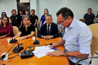 notícia: Governo incorpora gratificação para servidores do Grupo Penitenciário