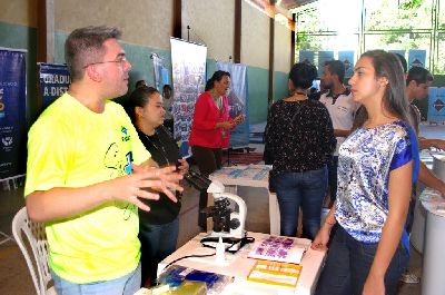 notícia: Feira apresenta detalhes sobre profissões a estudantes