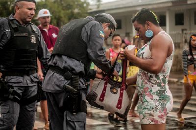 notícia: Esquema de segurança garante a tranquilidade dos brincantes no desfile da Banda