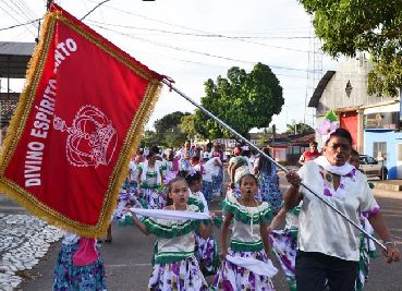 notícia: Cortejo da murta homenageia o Divino Espírito Santo