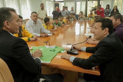 notícia: Governador recebe Seleção Brasileira de Futebol de Desporto Escolar 