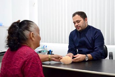 notícia: Próteses mamárias doadas pelo governo devolvem autoestima às pacientes