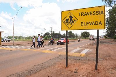 notícia: Faixas elevadas de pedestres auxiliam a mobilidade de estudantes na Duca Serra