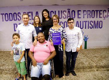 notícia: Governador sanciona lei de proteção ao autista