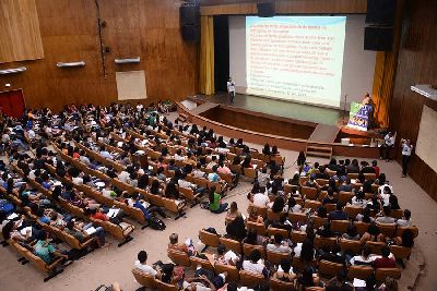 notícia: Estudantes lotam Teatro das Bacabeiras em último Aulão do Enem