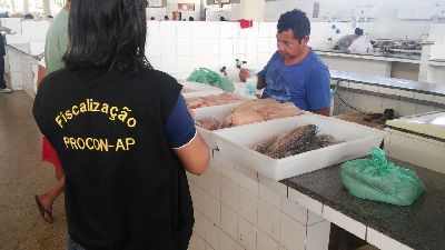 notícia: Procon Amapá fiscaliza Feira do Pescado no Perpétuo Socorro