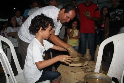 notícia: Visitantes da feira de artesanato aprendem a produzir peças e desenhos em madeira e argila