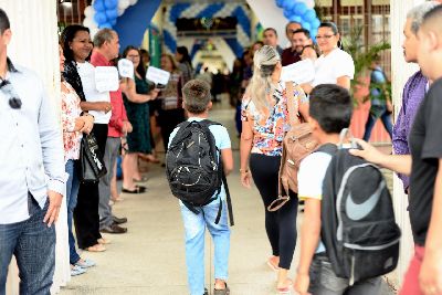 notícia: Pais devem ficar atentos para o peso das mochilas de crianças e adolescentes