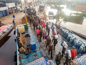 notícia: Ajuda humanitária começa a chegar em Laranjal do Jari