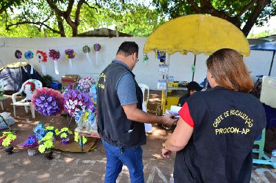 notícia: Procon aprova comercialização de produtos em comércios e cemitérios