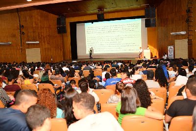 notícia: Estudantes fazem revisão para o primeiro dia de prova do Enem 2018